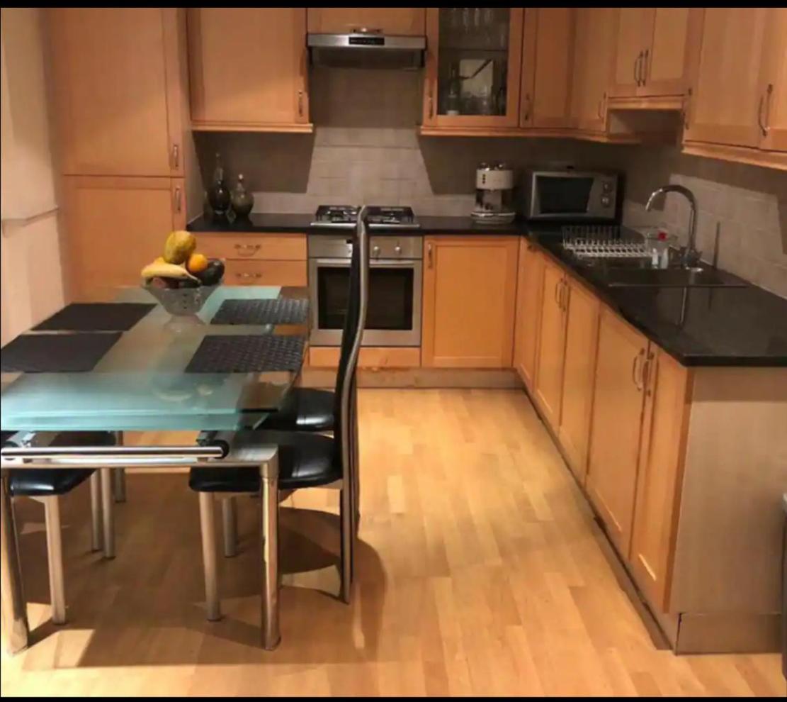 Apartment Double Bedroom In A Sharing London